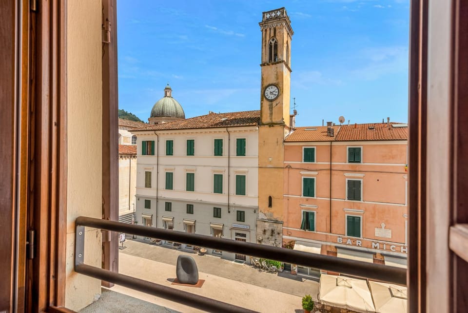 GOLDEN LUXE - Luxury Penthouse Duomo View Pietrasanta Apartment in Pietrasanta
