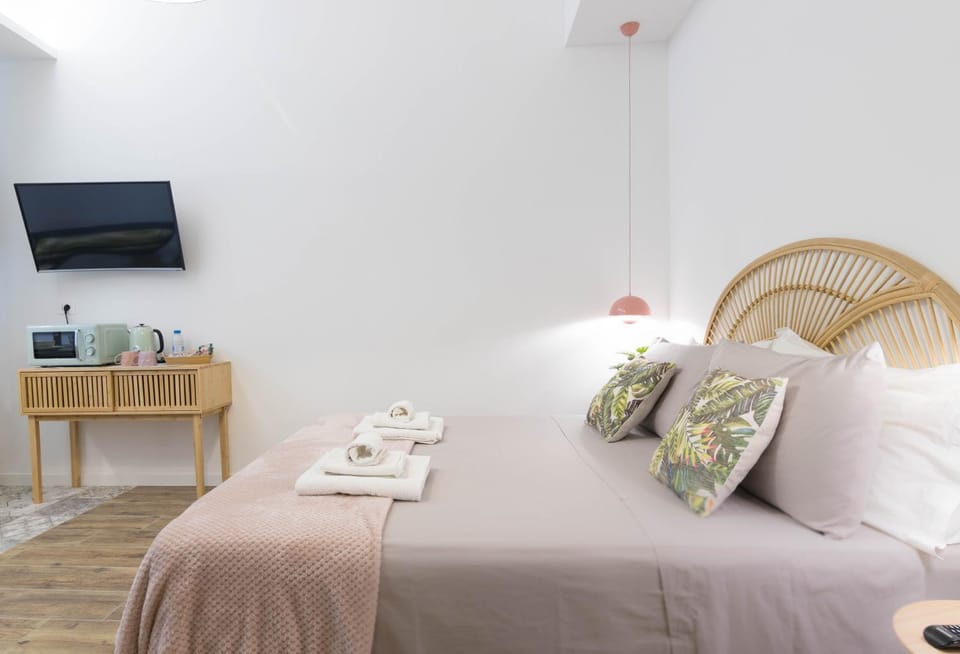 Bed, TV and multimedia, Photo of the whole room, Bedroom