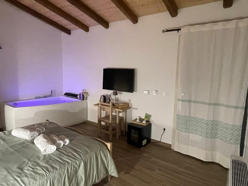 Bed, Hot Tub, Bathroom, TV and multimedia, Bedroom, towels