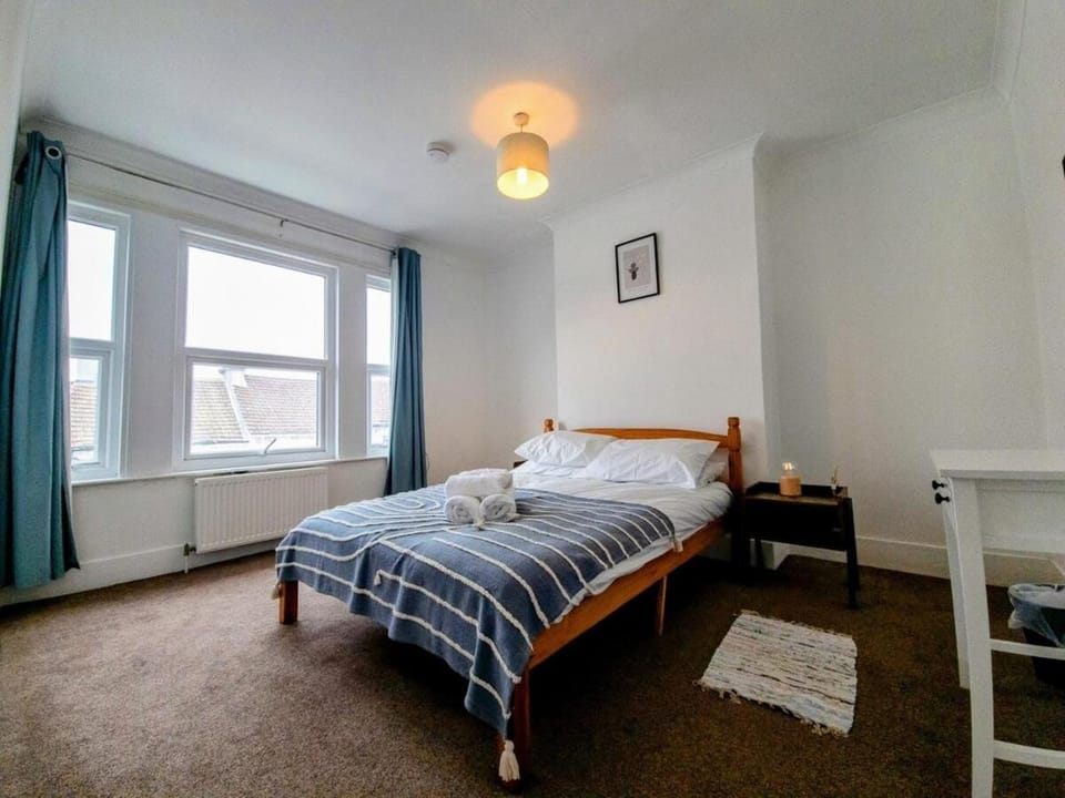 Four Bedroom House by Brookland Stays Serviced Accommodation Short Lets Brightonwith Free WiFi Apartment in Brighton