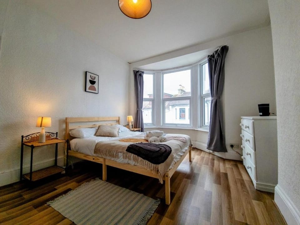 Four Bedroom House by Brookland Stays Serviced Accommodation Short Lets Brightonwith Free WiFi Apartment in Brighton