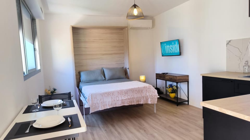 Bed, Dining area