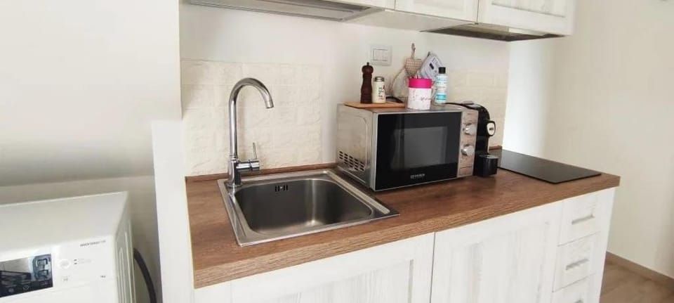 Kitchen or kitchenette, oven, pet friendly, stove