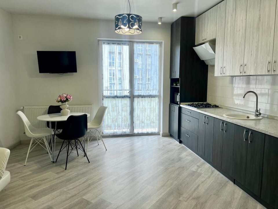 Kitchen or kitchenette, Dining area, stove
