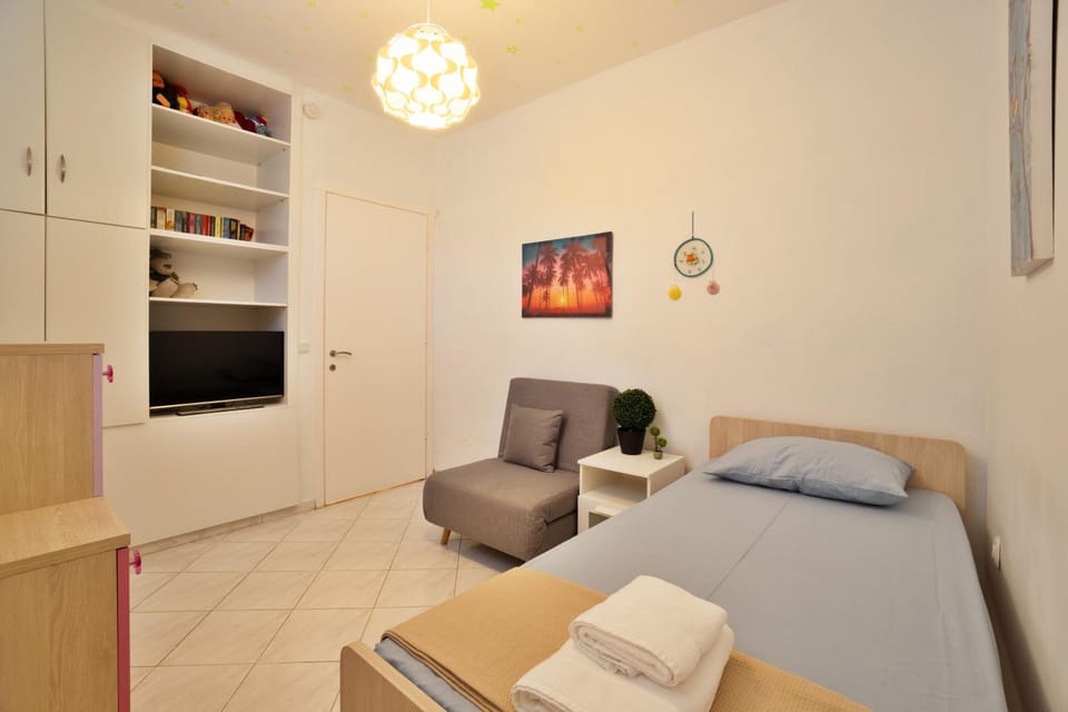 Photo of the whole room, Bedroom