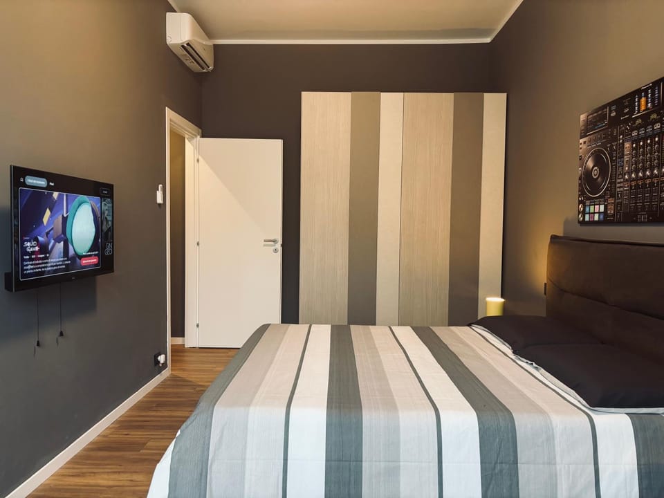 Bed, TV and multimedia, Photo of the whole room, Evening entertainment, Bedroom, wardrobe, air conditioner