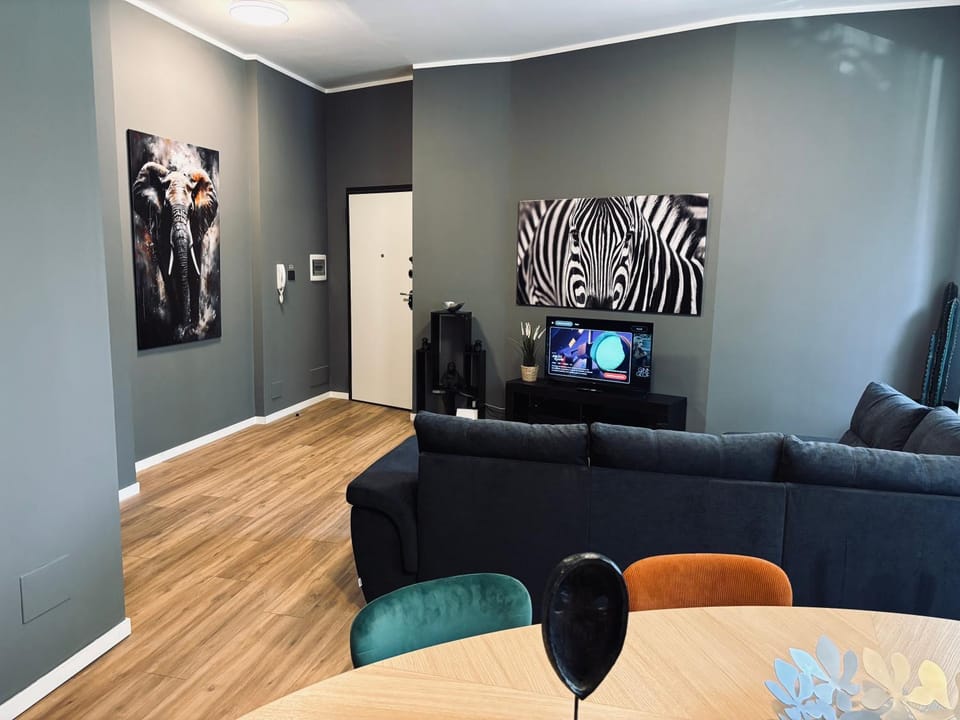 TV and multimedia, Living room, Seating area, Evening entertainment