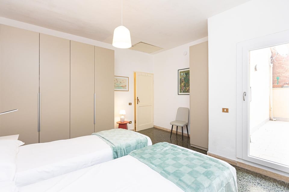 Bed, Photo of the whole room, Bedroom, internet, wardrobe