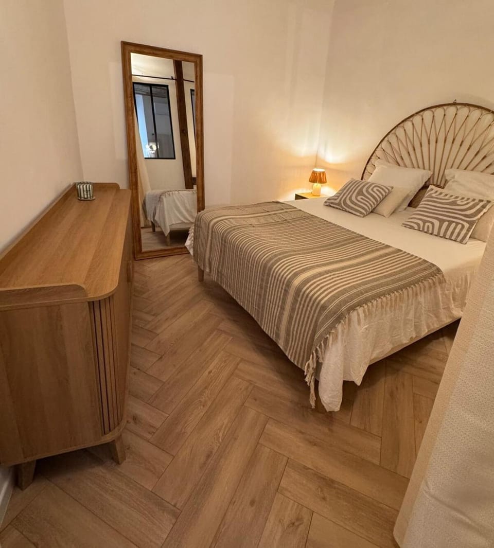 Bed, Photo of the whole room, wardrobe