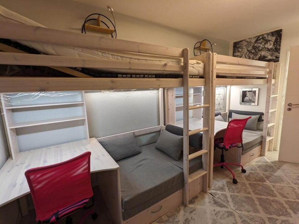 Bedroom, bunk bed