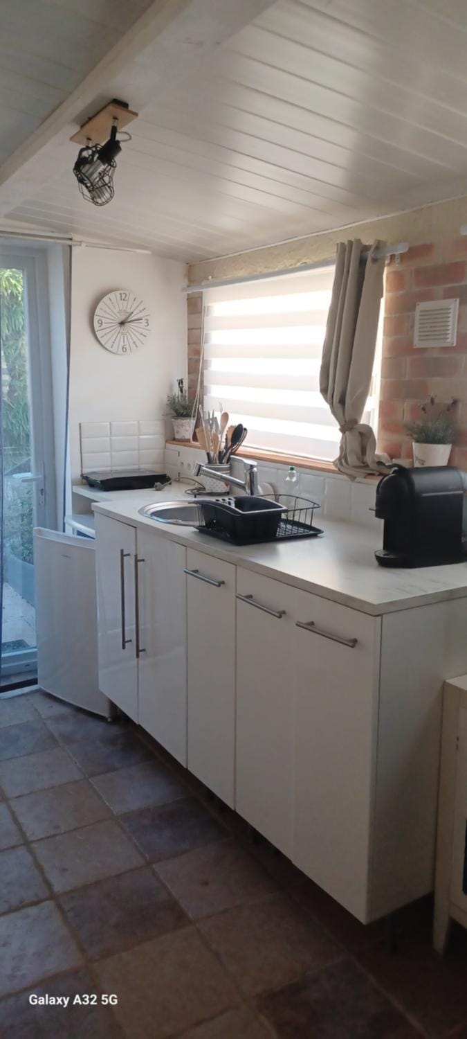 Coffee/tea facilities, Kitchen or kitchenette, stove