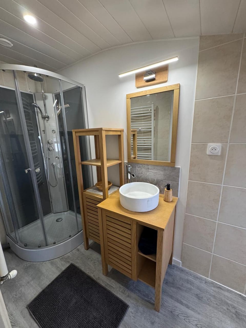 Shower, Toilet, Bathroom, towels