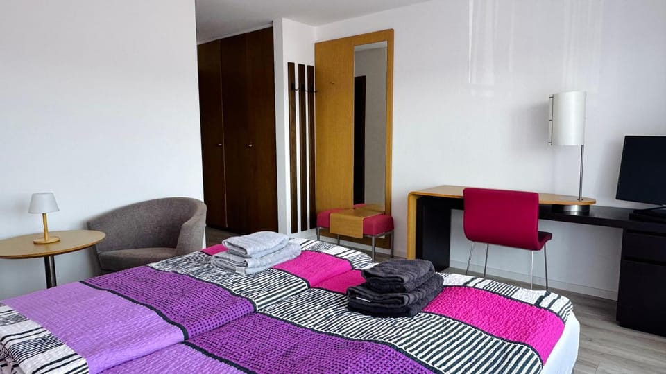 Bed, TV and multimedia, Photo of the whole room, Seating area, wardrobe