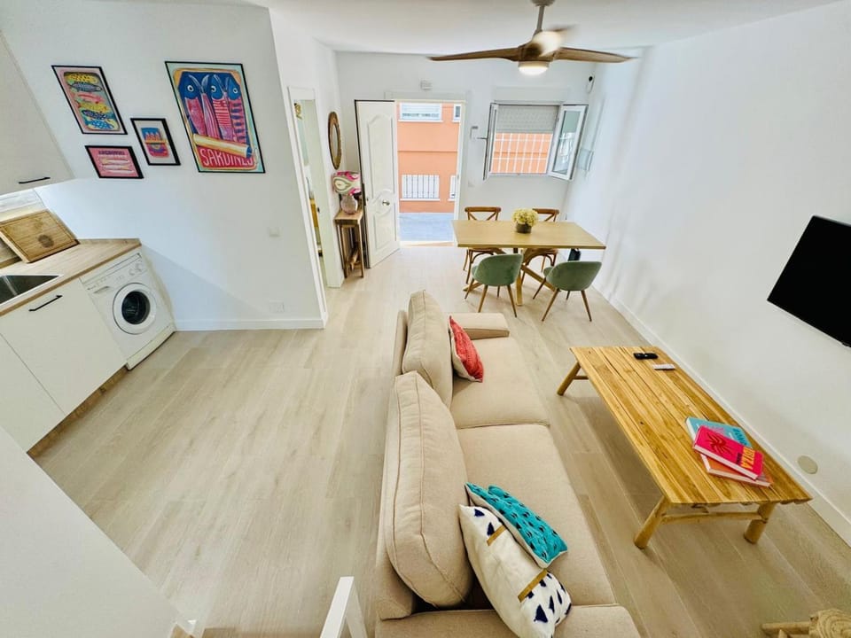 Communal lounge/ TV room, Game Room, TV and multimedia, Kitchen or kitchenette, Living room, Seating area, Dining area