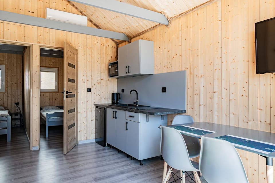 TV and multimedia, Kitchen or kitchenette, Dining area, oven, stove
