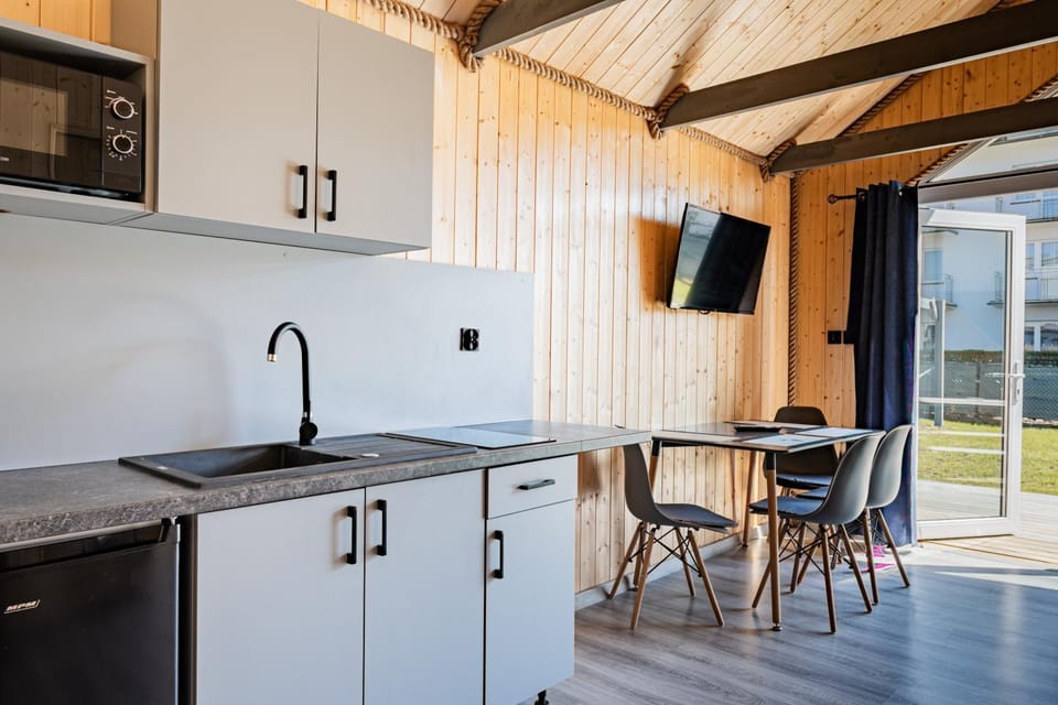 TV and multimedia, Kitchen or kitchenette, Dining area, oven, stove