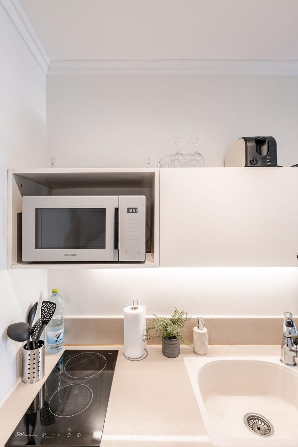 Kitchen or kitchenette, microwave, stove