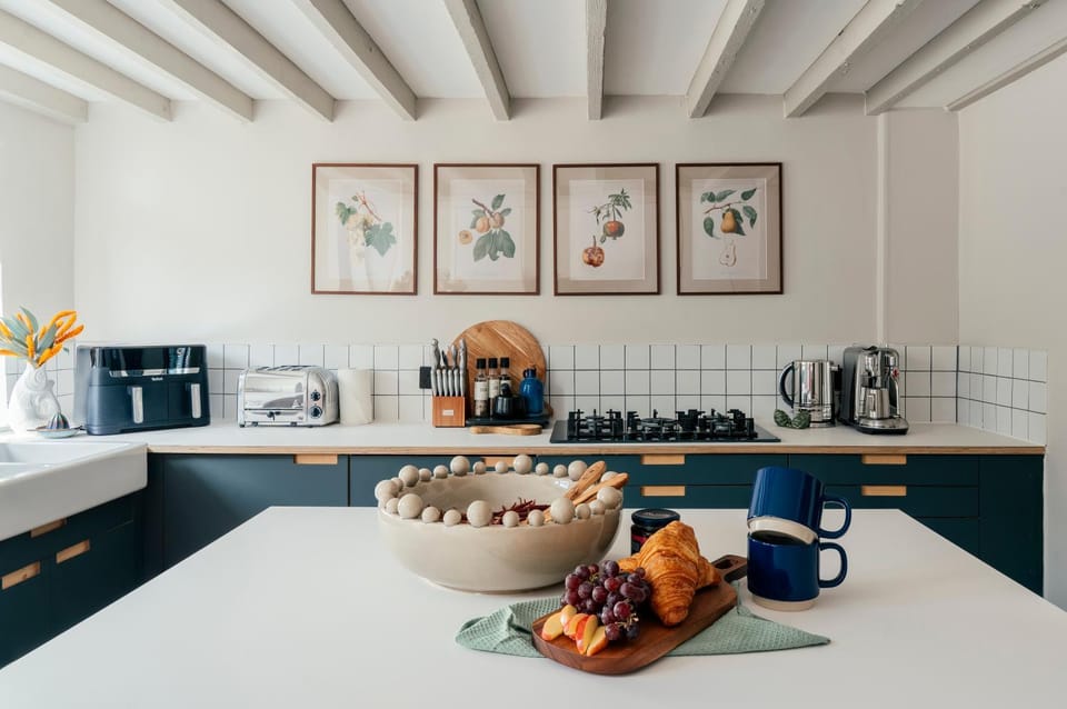 Coffee/tea facilities, Photo of the whole room, Decorative detail, dishwasher, microwave, stove, toaster, kitchen