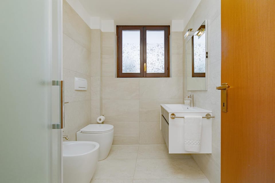Shower, Toilet, Bathroom, bidet, towels
