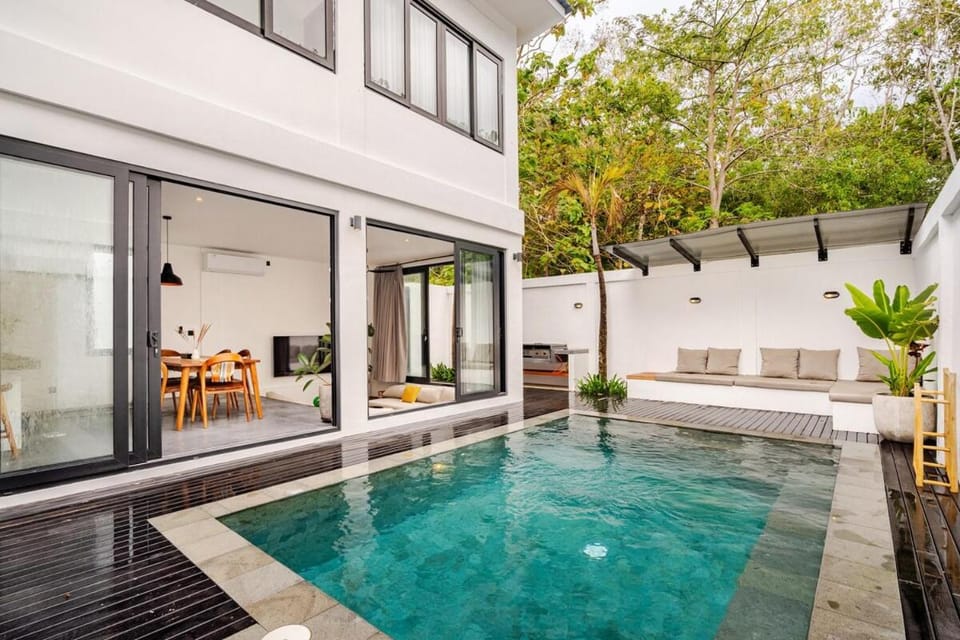 Swimming pool, sunbed