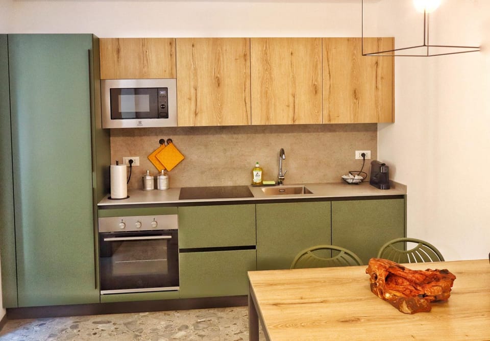 Coffee/tea facilities, Kitchen or kitchenette, stove, toaster