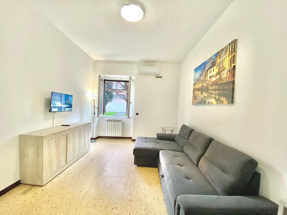 Communal lounge/ TV room, TV and multimedia, Living room, Seating area, Evening entertainment, air conditioner