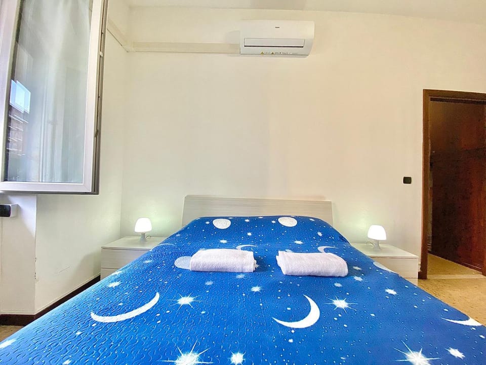 Bed, Photo of the whole room, Bedroom, towels, air conditioner