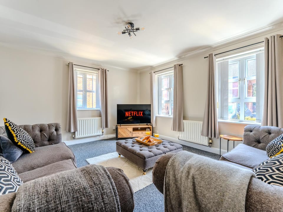 Lymm home 6 Bed 3 Bath Relocators Trades and Long Stays House in Warrington