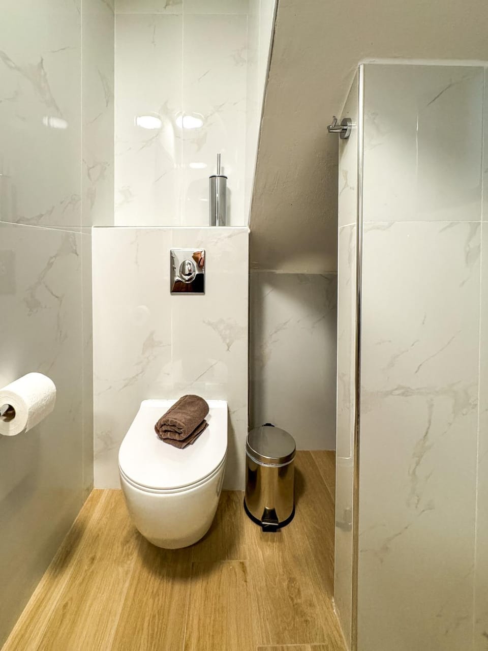 Toilet, Bathroom, towels