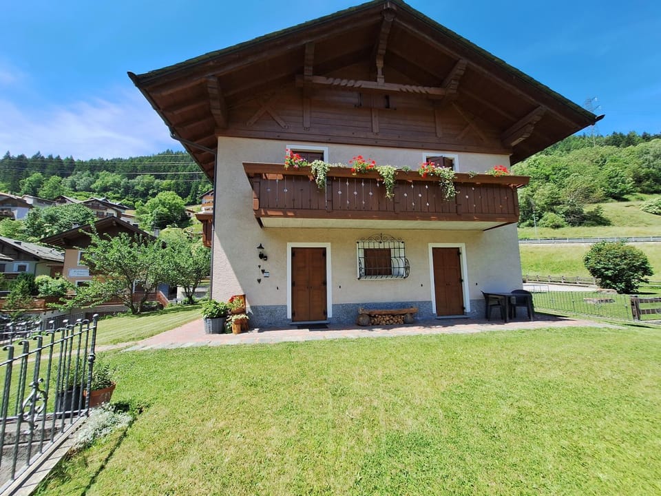 Property building, Garden, Garden view, Mountain view
