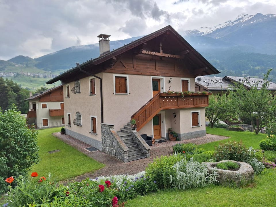 Property building, Garden, Garden, Garden view, Mountain view