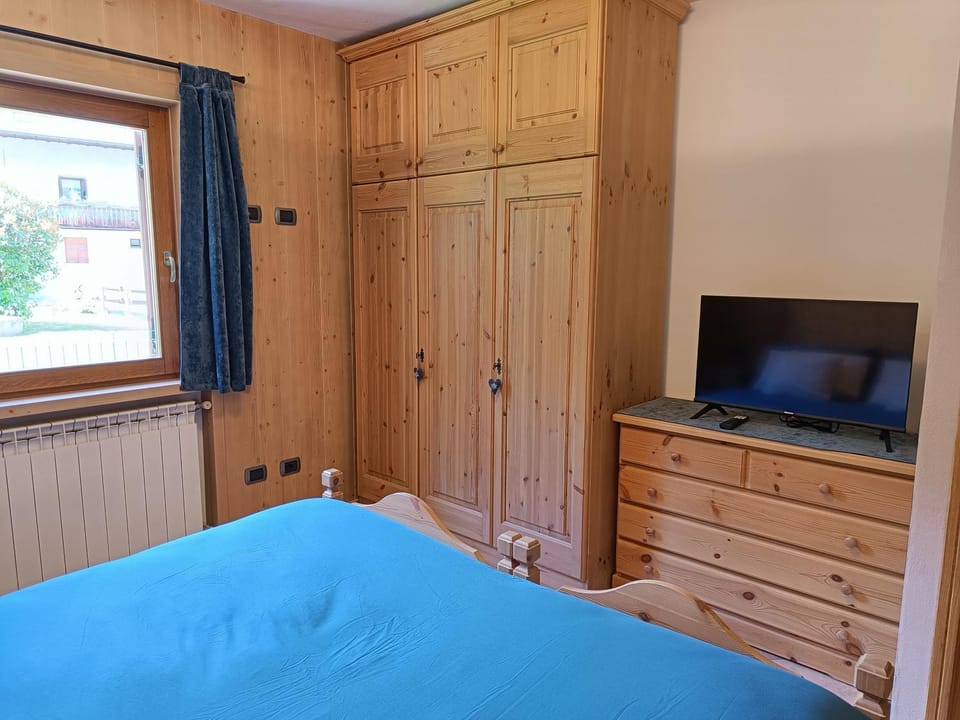Bed, TV and multimedia, Bedroom, wardrobe