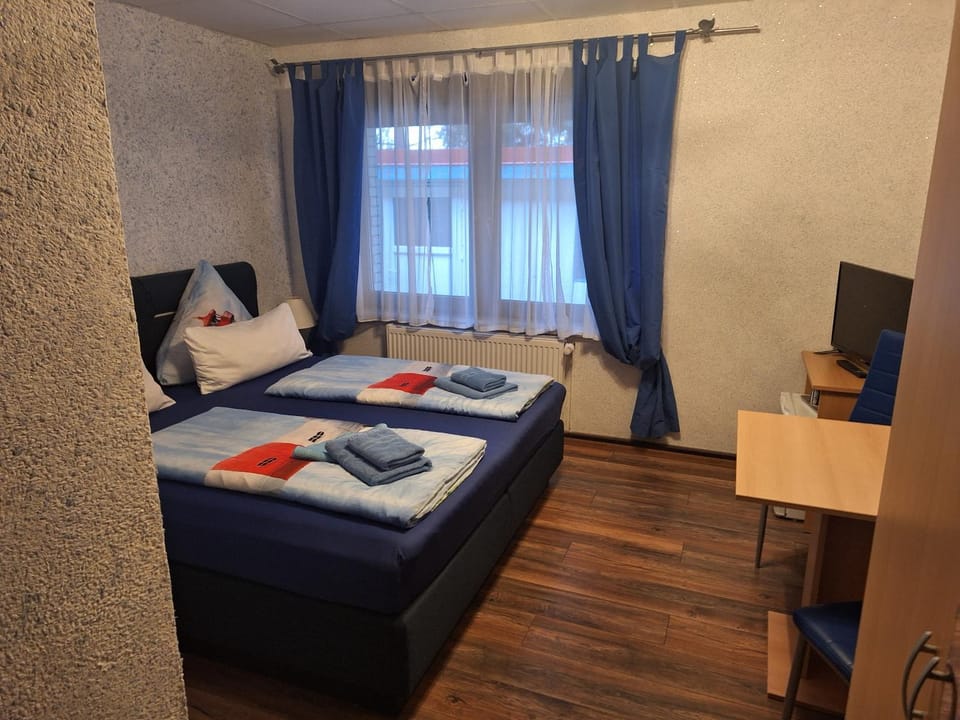 Bed, TV and multimedia, Photo of the whole room, Bedroom, towels
