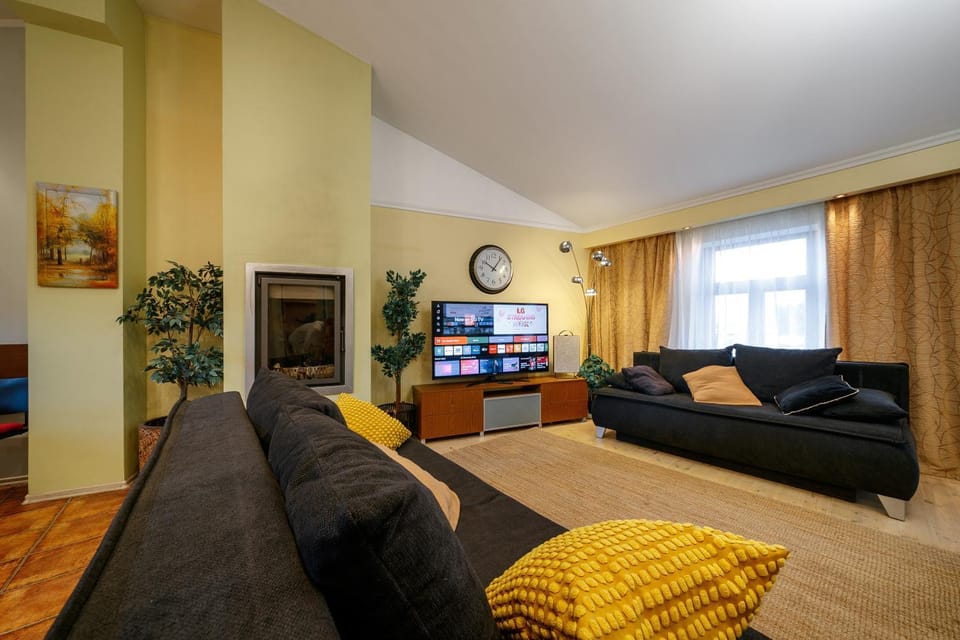 Daugava rrlux Penthouse with fireplace and free parking Apartment in Riga