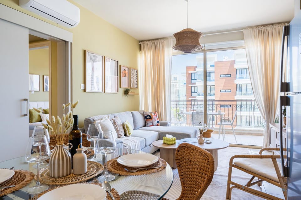 Balcony/Terrace, Living room, Seating area, Dining area, air conditioner