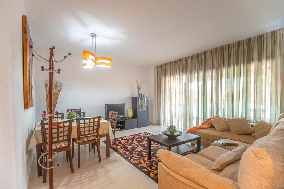 TV and multimedia, Living room, Seating area, Dining area