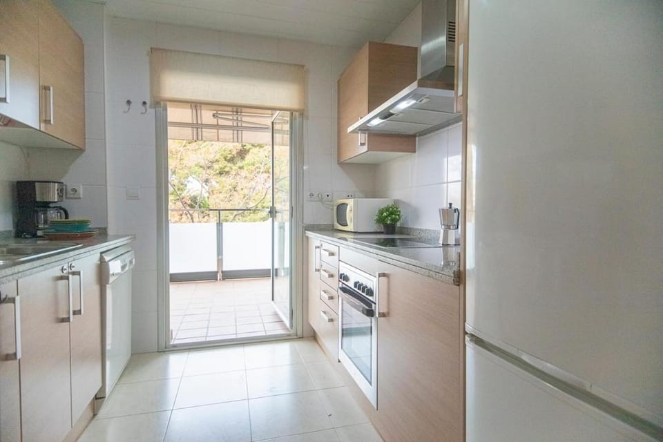 Coffee/tea facilities, Kitchen or kitchenette, oven, stove