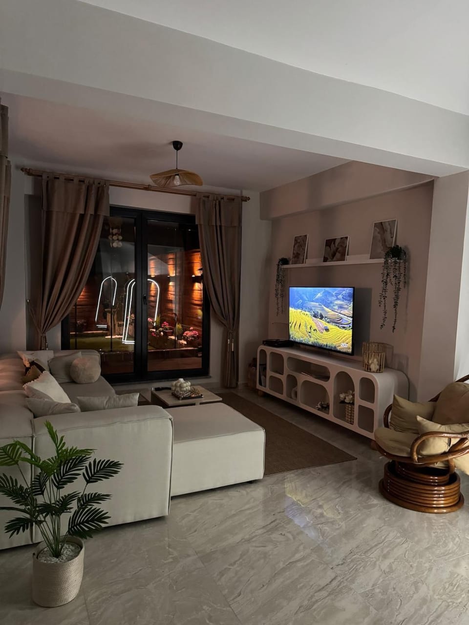 Communal lounge/ TV room, Living room, Seating area