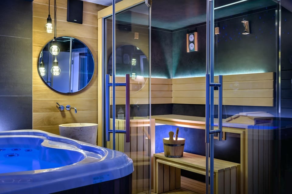 Hot Tub, Sauna