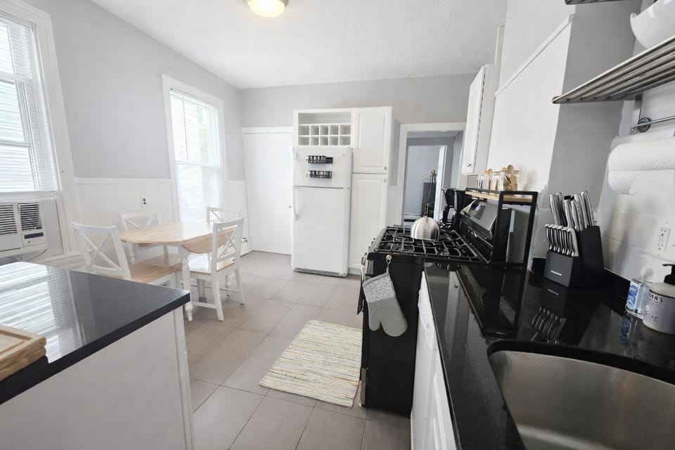 Dining area, kitchen