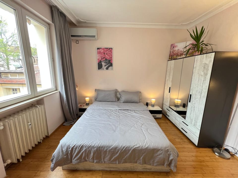 Bed, Bedroom, internet, wardrobe, air conditioner