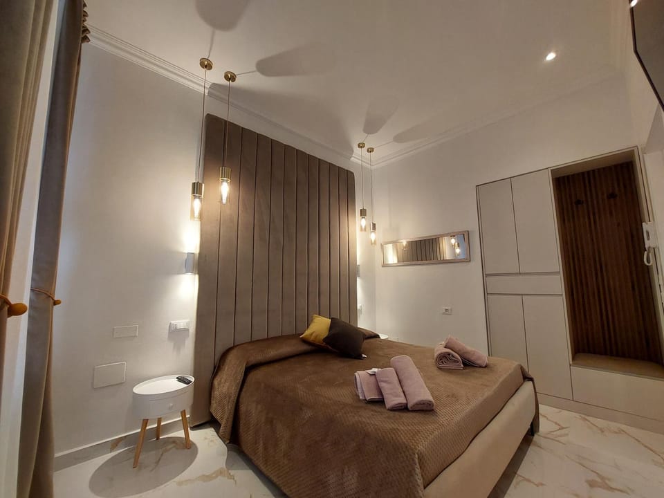 Bed, Photo of the whole room, Seating area, Bedroom, fireplace, towels, wardrobe