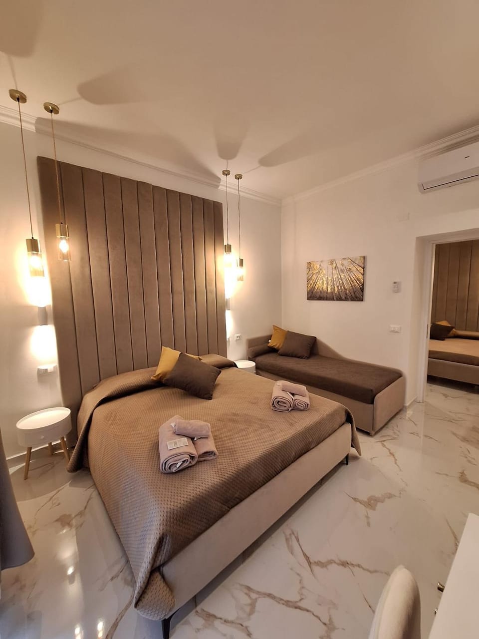 Bed, TV and multimedia, Photo of the whole room, Seating area, Bedroom