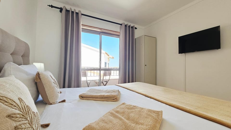 Bed, TV and multimedia, Photo of the whole room, Bedroom, towels