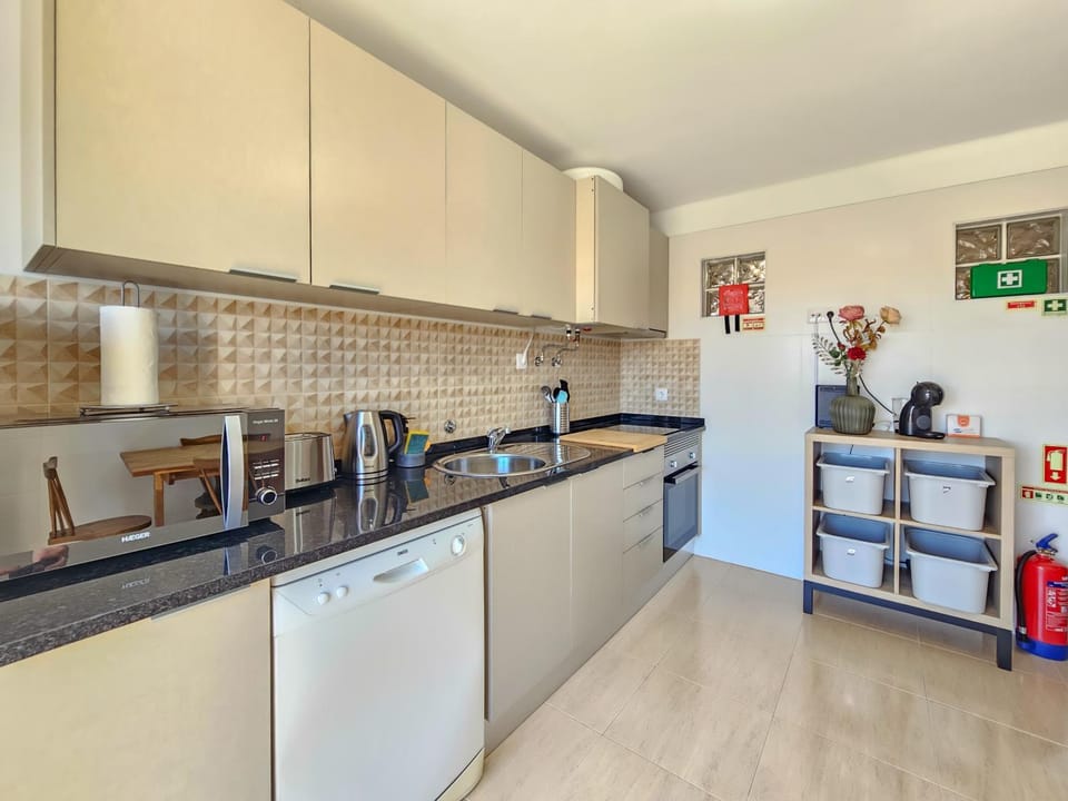 Coffee/tea facilities, Kitchen or kitchenette, dishwasher, oven, stove, toaster