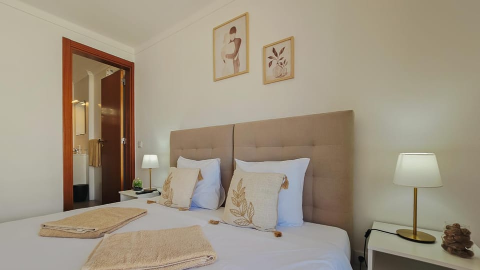 Bed, Photo of the whole room, Decorative detail, towels