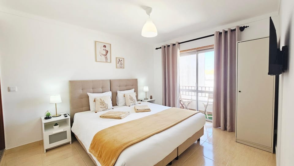 Bed, TV and multimedia, Photo of the whole room, Bedroom, towels, wardrobe