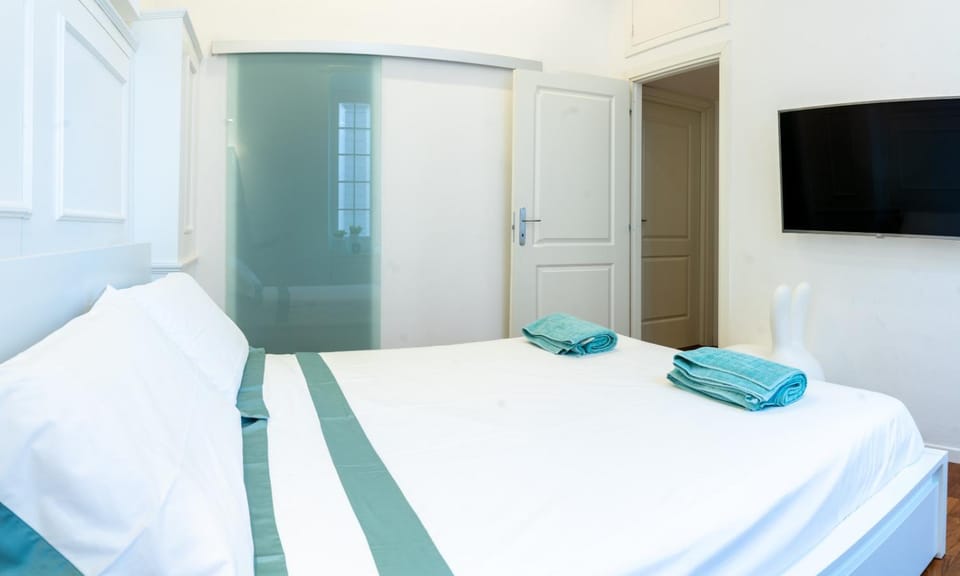 Bed, TV and multimedia, Photo of the whole room, Bedroom, towels, wardrobe