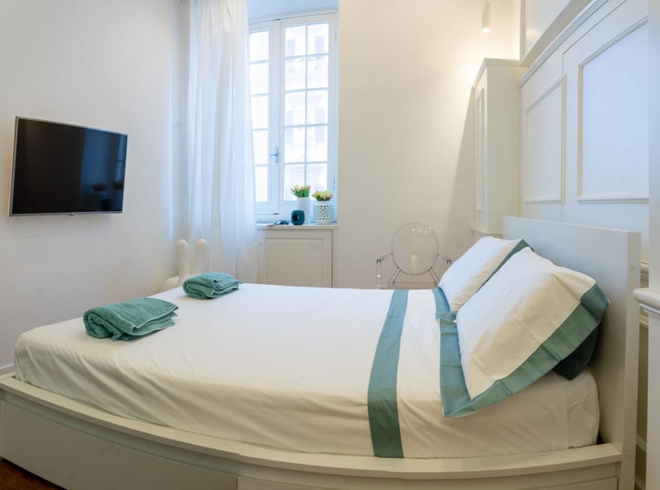Bed, TV and multimedia, Photo of the whole room, Bedroom, towels