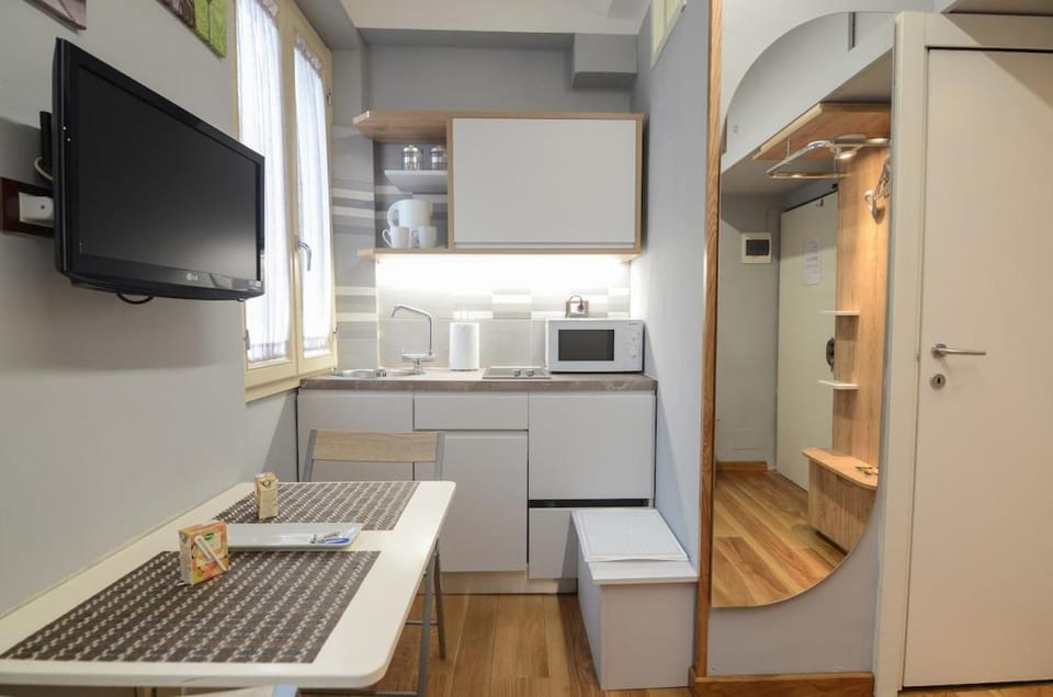 Kitchen or kitchenette, stove